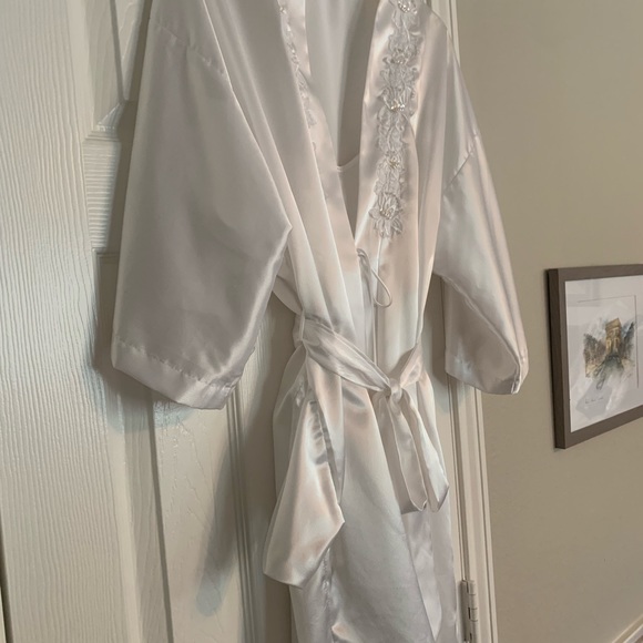 Short white gown and belted robe. Size M. Gown straps are beaded appliqué. - Picture 3 of 7